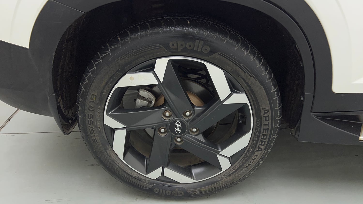 Used 2022 Hyundai Alcazar Signature (O) 6 STR 2.0 Petrol AT Petrol Automatic tyres RIGHT REAR TYRE RIM VIEW