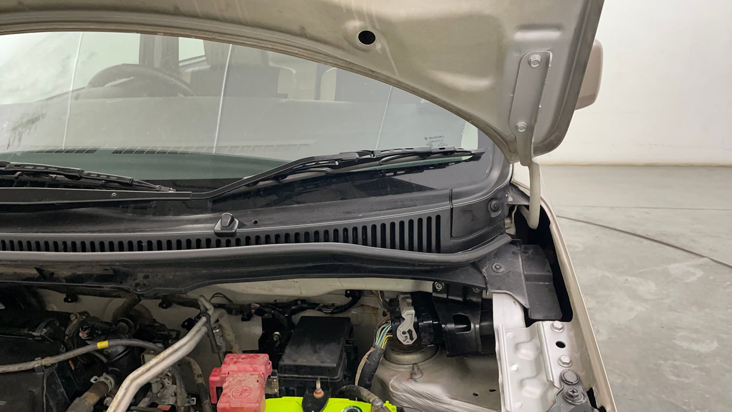 Used 2016 Maruti Suzuki Wagon R VXI Petrol Manual engine ENGINE LEFT SIDE HINGE & APRON VIEW