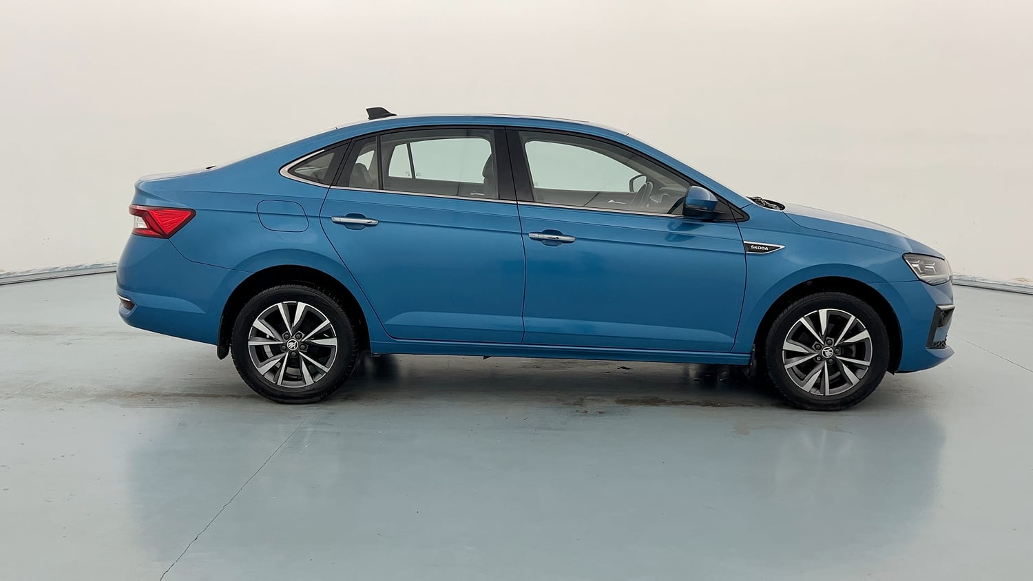 Used 2023 Skoda Slavia Style 1.0L TSI MT Petrol Manual exterior RIGHT SIDE VIEW