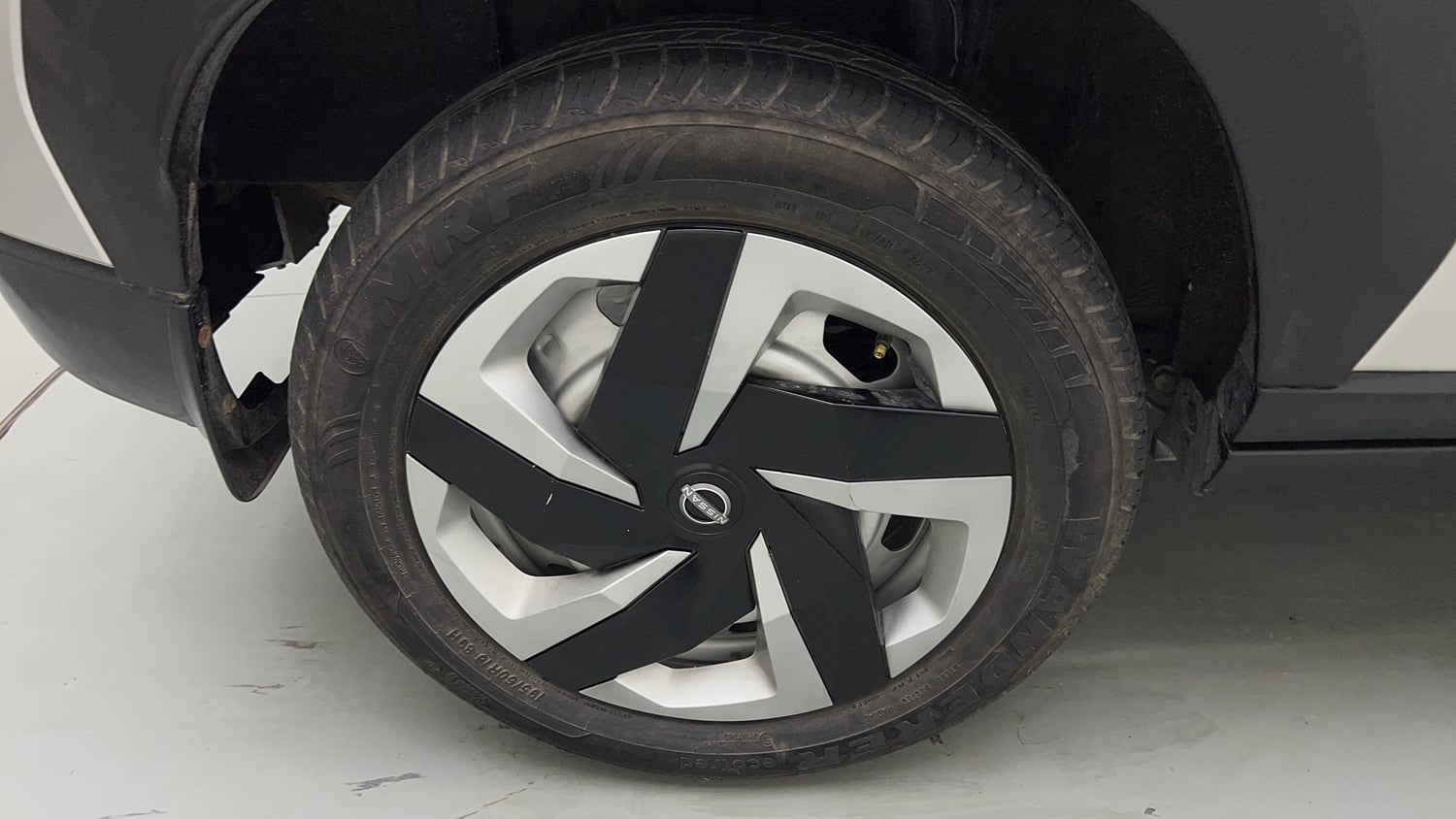 Used 2023 Nissan Magnite XE AMT Petrol Automatic tyres RIGHT REAR TYRE RIM VIEW