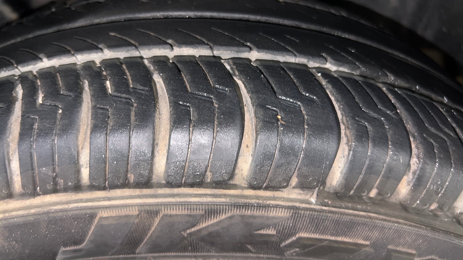 Used 2018 Maruti Suzuki Swift ZXi AMT Petrol Automatic tyres RIGHT REAR TYRE TREAD VIEW