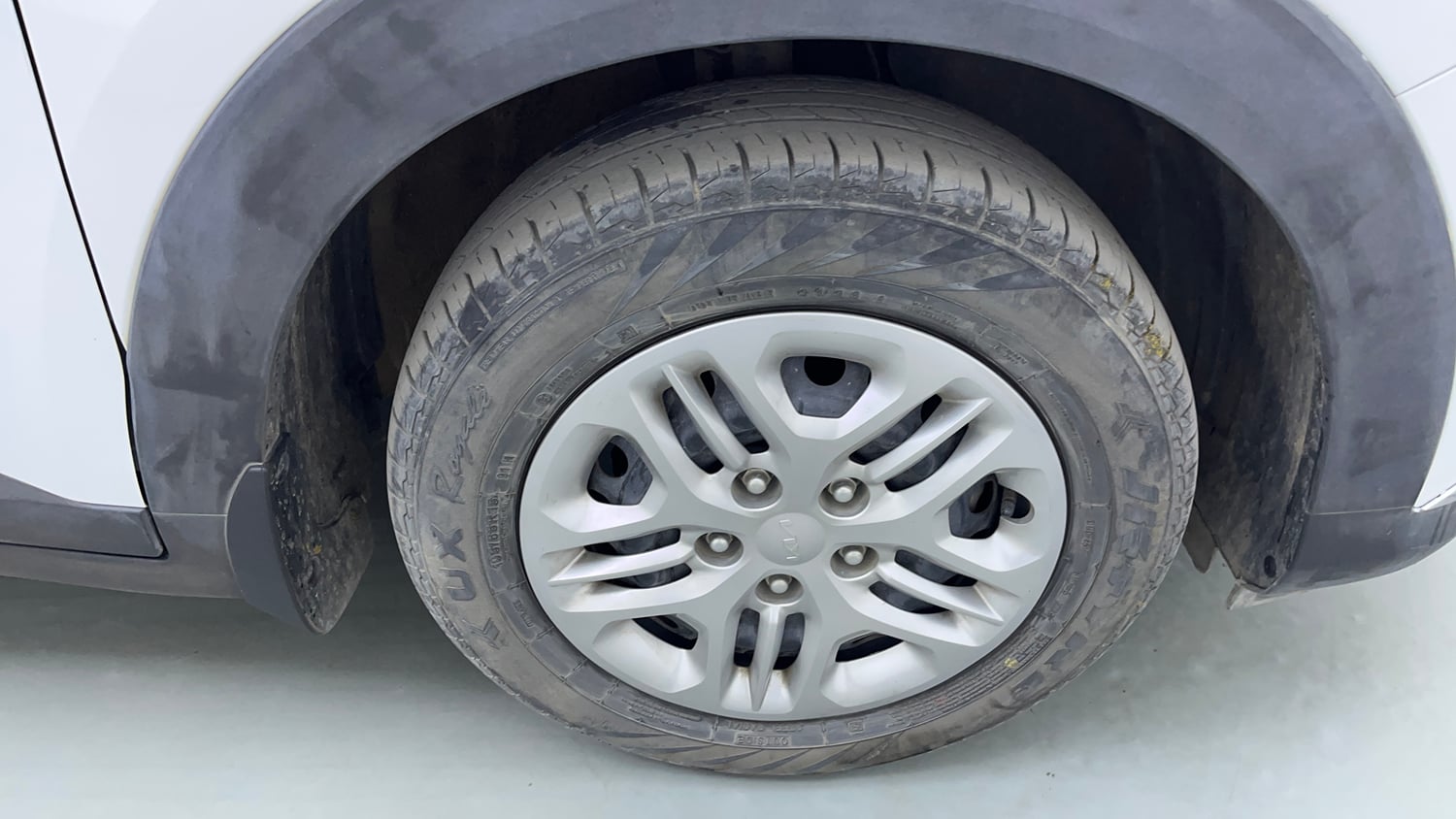 Used 2023 Kia Carens Prestige 1.5 Petrol 7 STR Petrol Manual tyres RIGHT FRONT TYRE RIM VIEW
