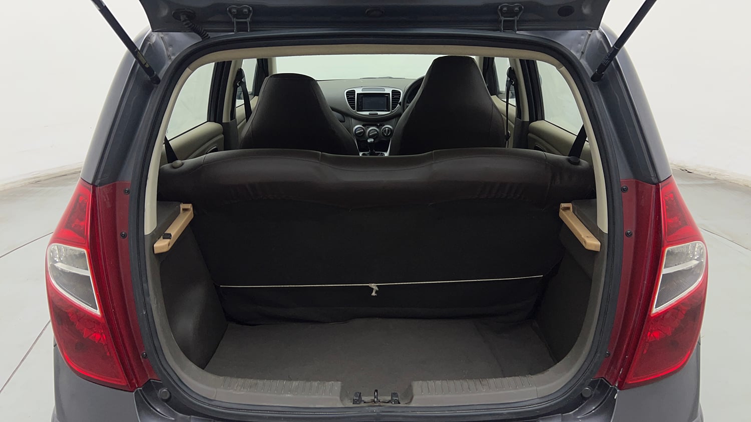 Used 2014 Hyundai i10 Magna 1.1 iRDE2 Petrol Manual interior DICKY INSIDE VIEW