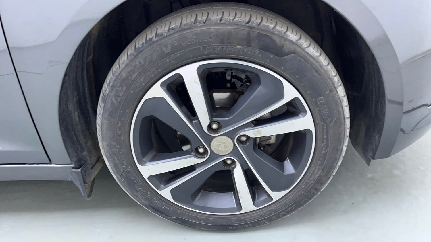 Used 2023 Tata Altroz XZ Petrol Petrol Manual tyres RIGHT FRONT TYRE RIM VIEW