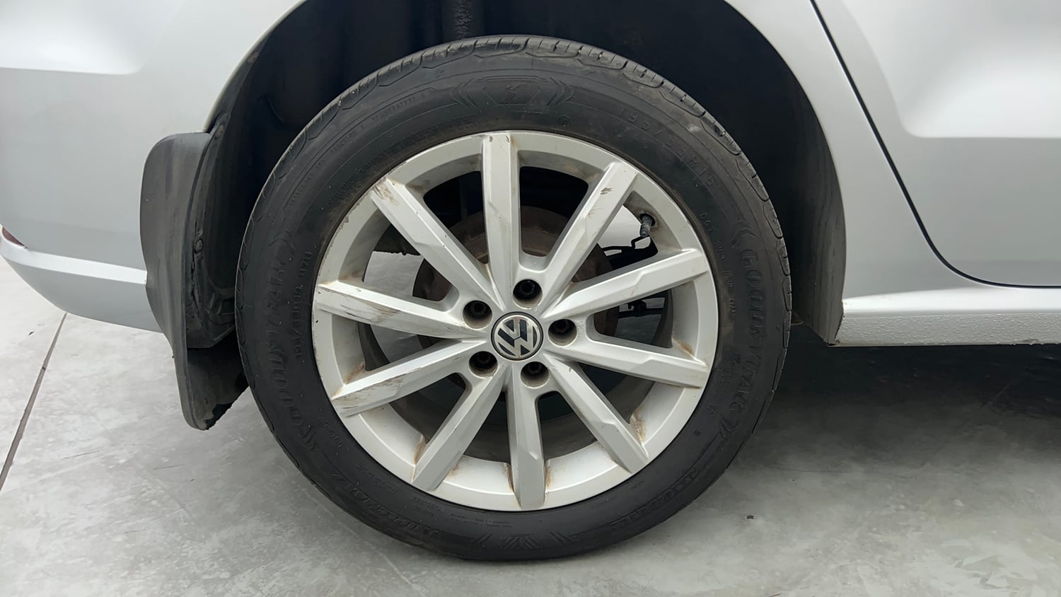 Used 2017 Volkswagen Ameo Highline Plus 1.5L AT (D)16 Alloy Diesel Automatic tyres RIGHT REAR TYRE RIM VIEW