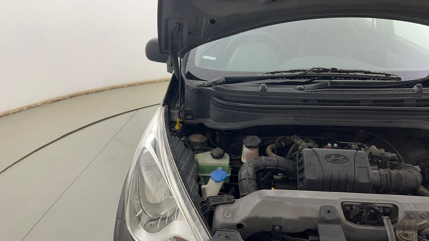 Used 2016 Hyundai Eon Magna + Petrol Manual engine ENGINE RIGHT SIDE HINGE & APRON VIEW