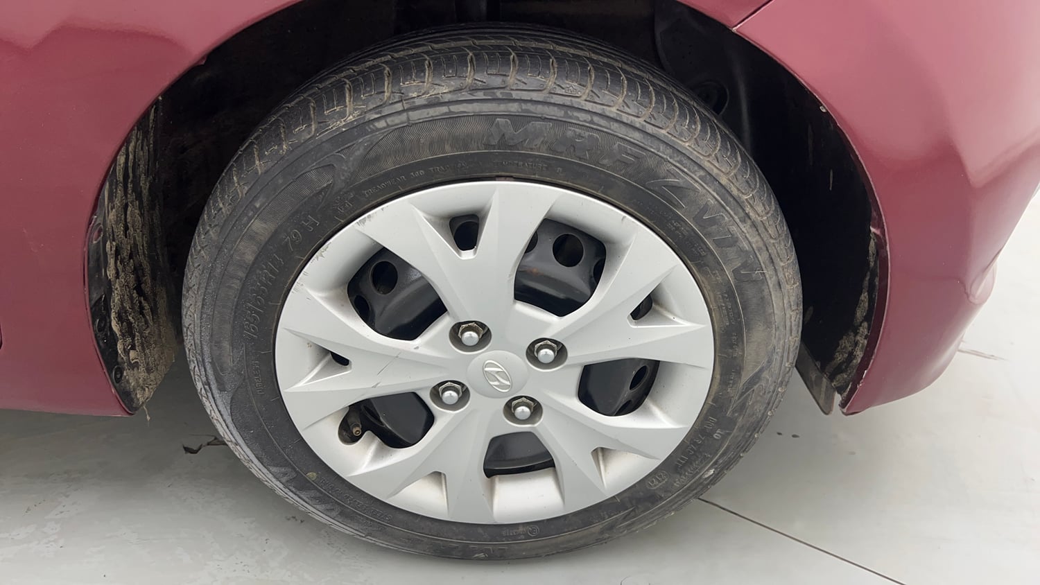 Used 2013 Hyundai Grand i10 Sportz 1.2 Kappa VTVT Petrol Manual tyres RIGHT FRONT TYRE RIM VIEW