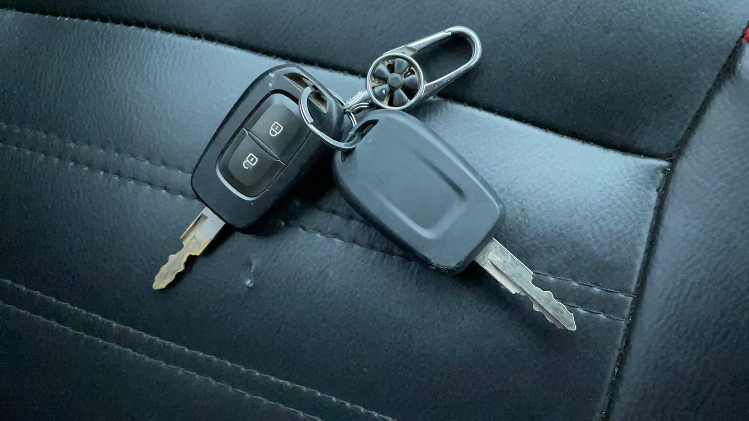 Used 2022 Renault Kwid RXT 1.0 AMT (O) Petrol Automatic extra CAR KEY VIEW