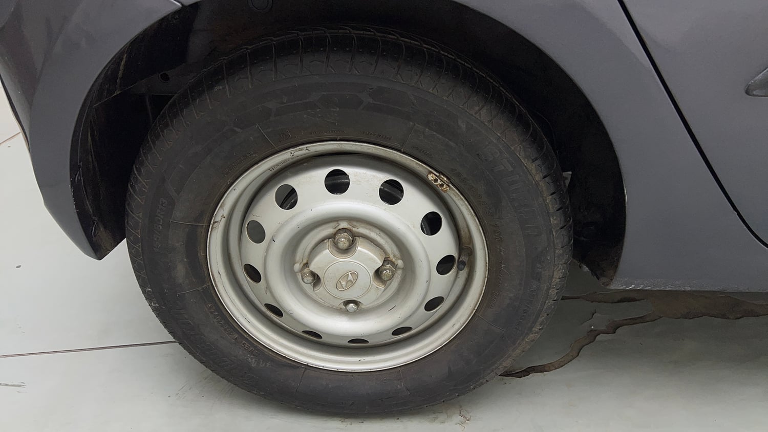 Used 2014 Hyundai i10 Magna 1.1 iRDE2 Petrol Manual tyres RIGHT REAR TYRE RIM VIEW