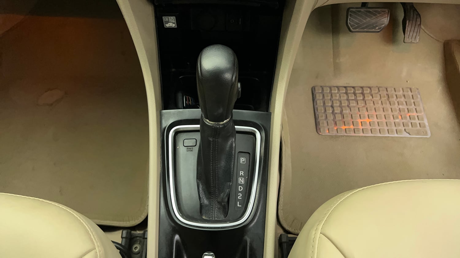 Used 2020 Maruti Suzuki Ciaz Alpha 1.5 AT Petrol Automatic interior GEAR  KNOB VIEW