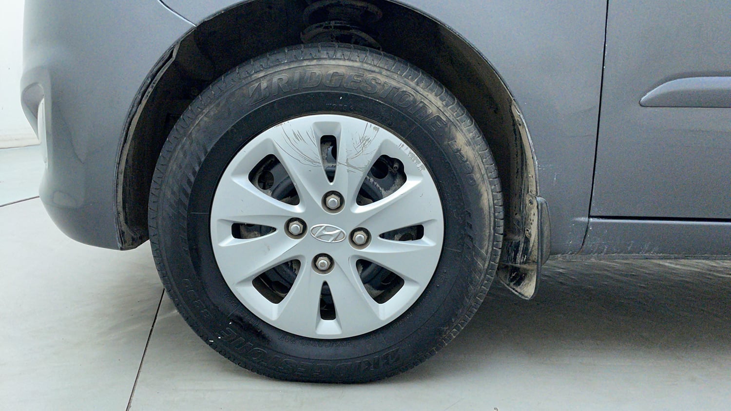 Used 2013 Hyundai i10 Sportz 1.2 AT Kappa2 Petrol Automatic tyres LEFT FRONT TYRE RIM VIEW