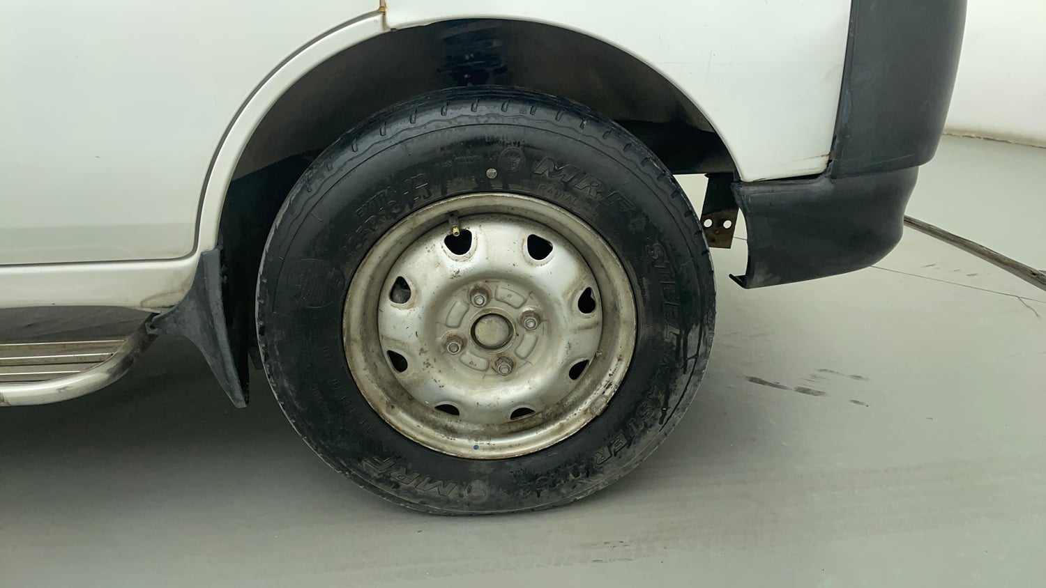 Used 2013 Maruti Suzuki Eeco 5 STR WITH A/C+HTR Petrol Manual tyres RIGHT FRONT TYRE RIM VIEW