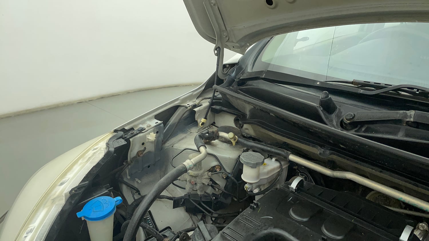 Used 2017 Maruti Suzuki Celerio VXi Petrol Manual engine ENGINE RIGHT SIDE HINGE & APRON VIEW