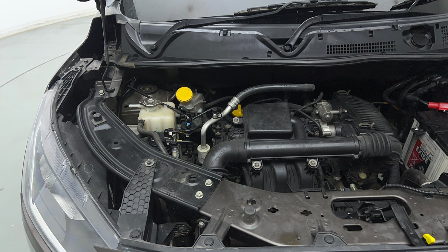 Used 2023 Nissan Magnite XE Petrol Manual engine ENGINE RIGHT SIDE VIEW