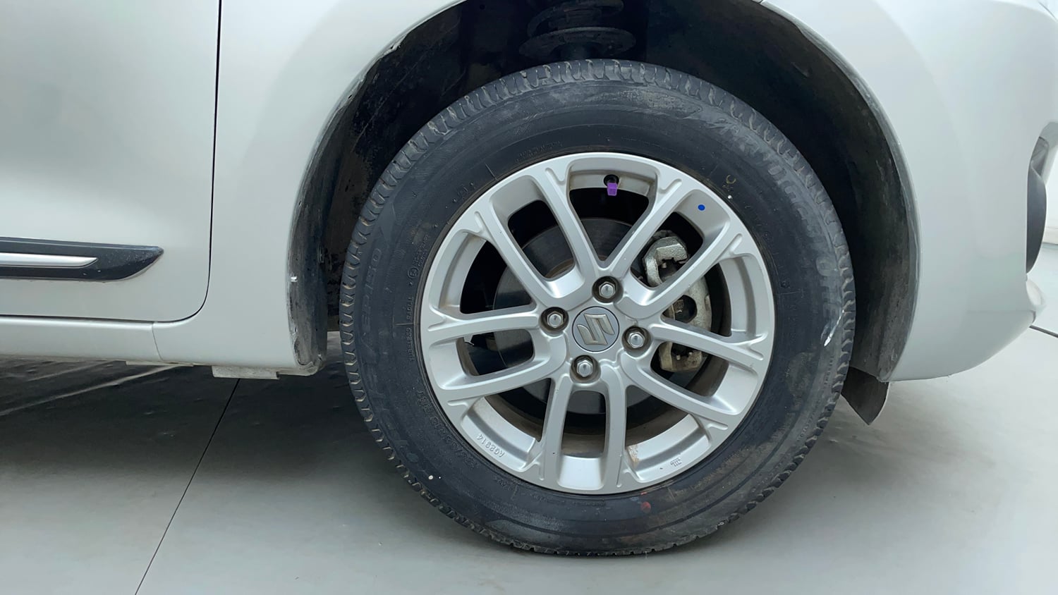 Used 2023 Maruti Suzuki Swift ZXi Petrol Manual tyres RIGHT FRONT TYRE RIM VIEW