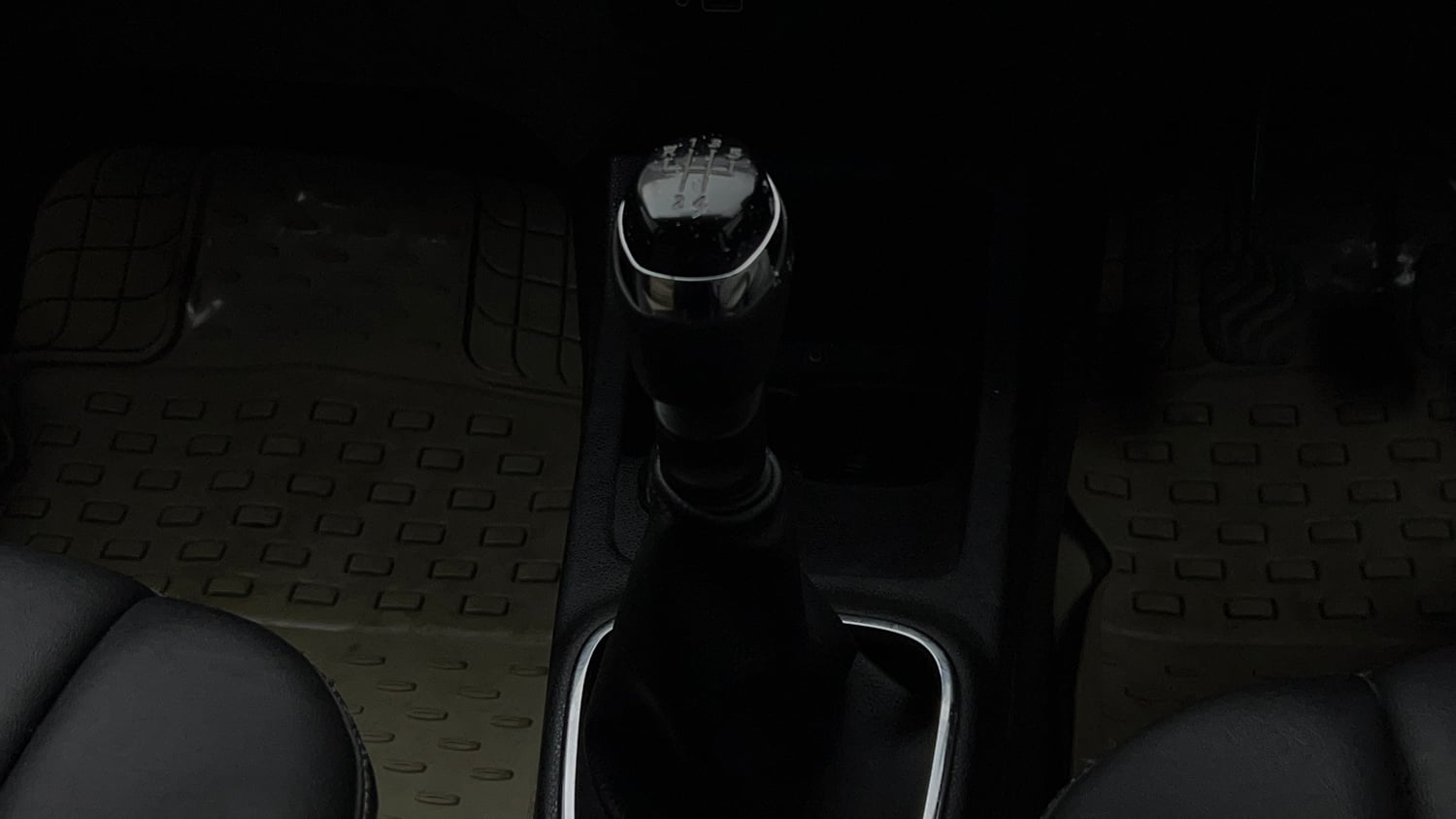Used 2020 Renault Kwid RXT Opt Petrol Manual interior GEAR  KNOB VIEW