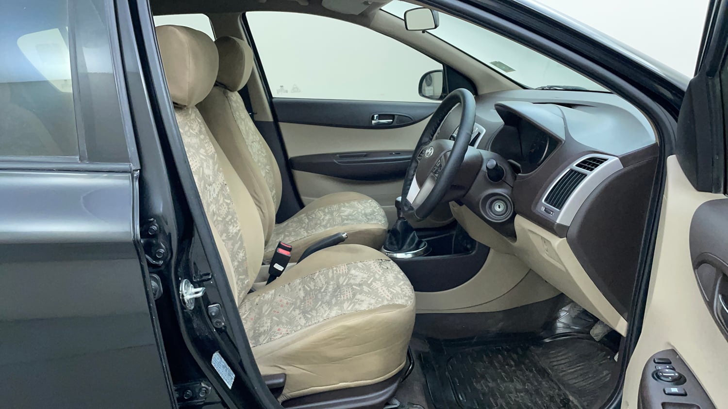 Used 2012 Hyundai i20 Sportz 1.2 BS-IV Petrol Manual interior RIGHT SIDE FRONT DOOR CABIN VIEW