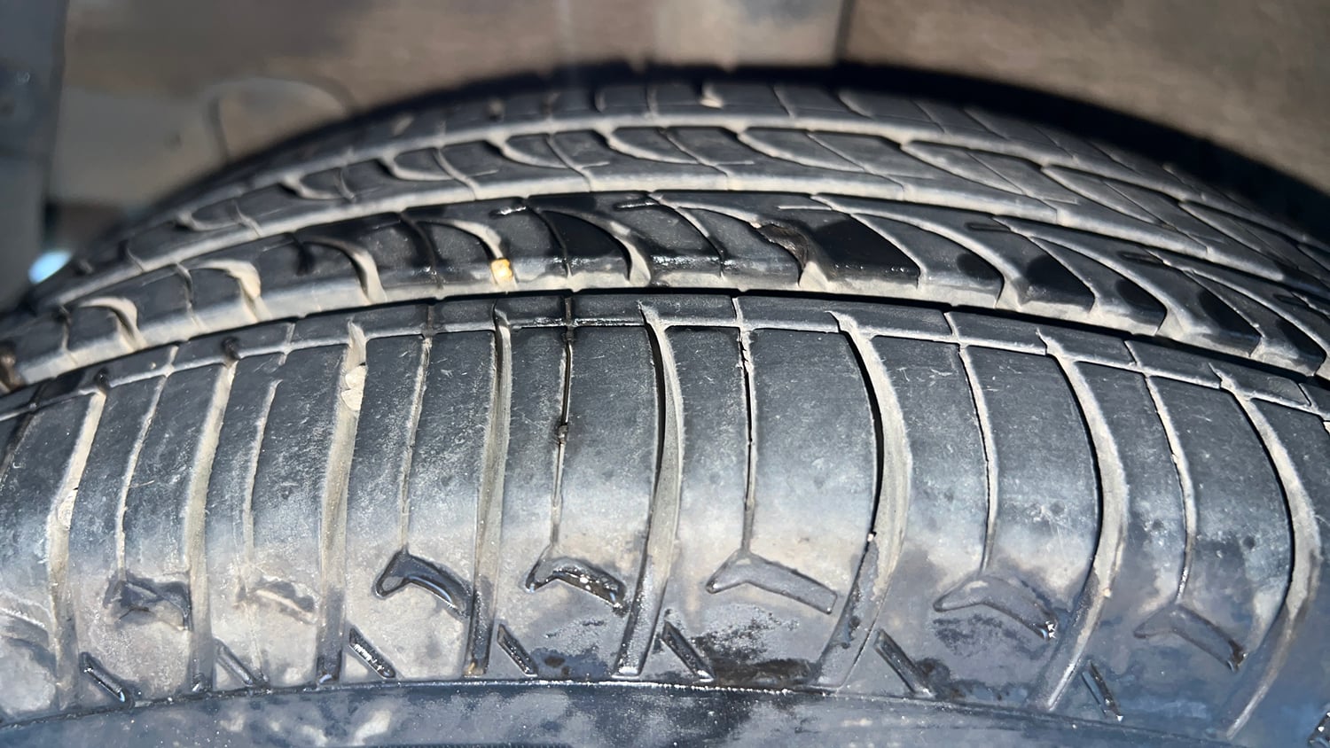 Used 2015 Hyundai Grand i10 Asta AT 1.2 Kappa VTVT Petrol Automatic tyres RIGHT REAR TYRE TREAD VIEW