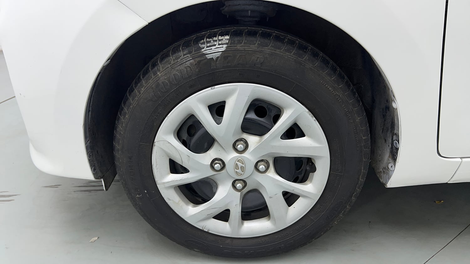 Used 2018 Hyundai Grand i10 Magna 1.2 Kappa VTVT Petrol Manual tyres LEFT FRONT TYRE RIM VIEW