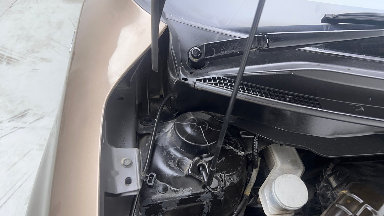 Used 2018 Maruti Suzuki Dzire VXi Petrol Manual engine ENGINE RIGHT SIDE HINGE & APRON VIEW
