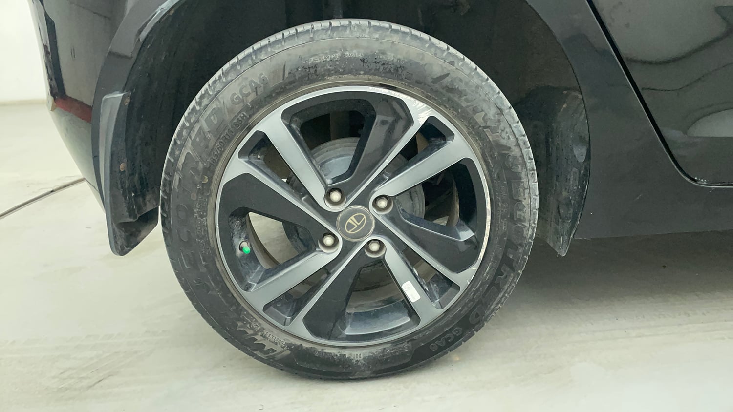 Used 2024 Tata Altroz XZA Plus (S) Dark Edition Petrol Automatic tyres RIGHT REAR TYRE RIM VIEW