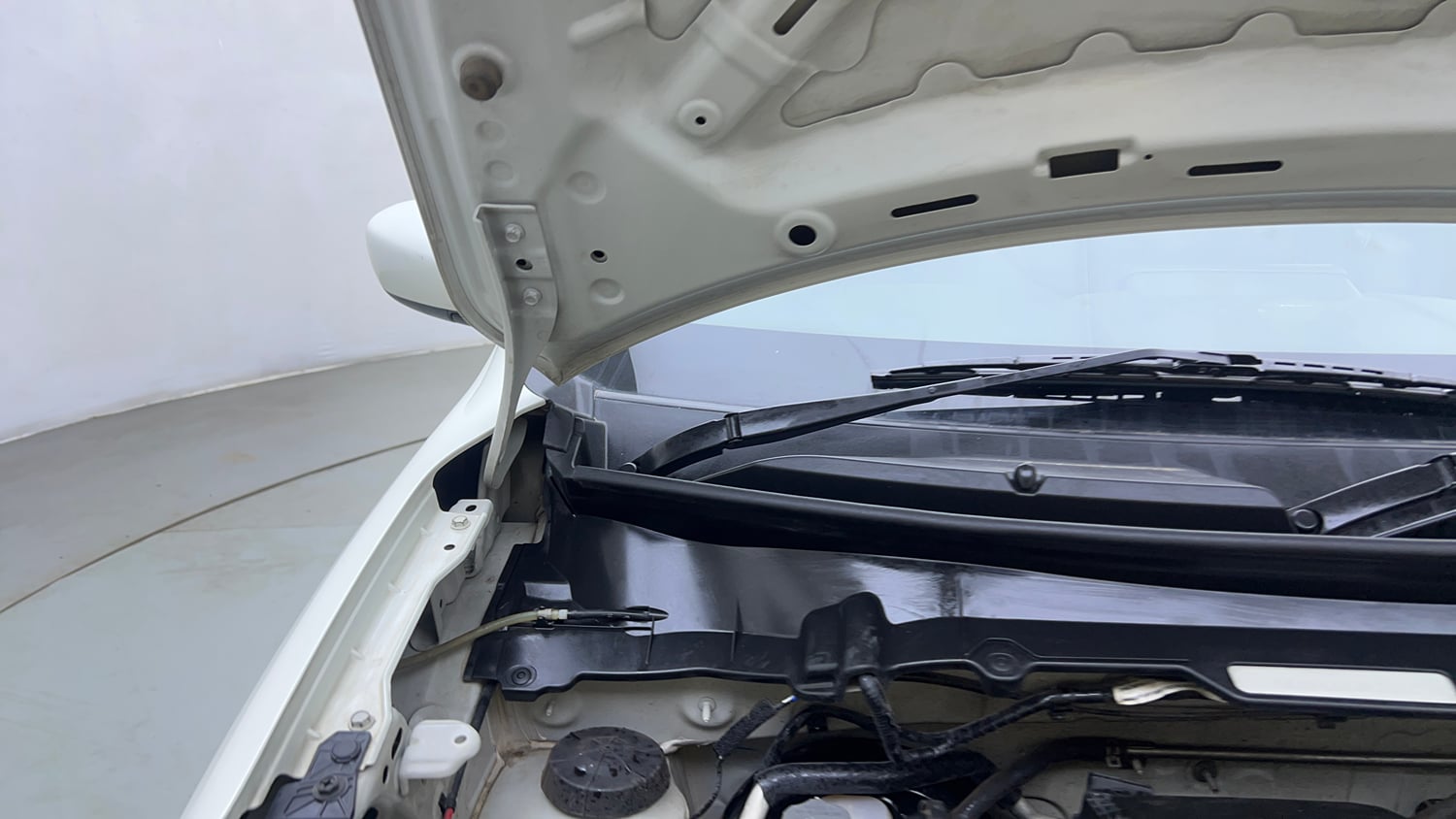 Used 2022 Maruti Suzuki Celerio VXi Petrol Manual engine ENGINE RIGHT SIDE HINGE & APRON VIEW