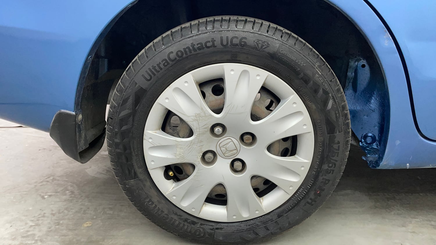 Used 2014 Honda Amaze 1.2 VX i-VTEC Petrol Manual tyres RIGHT REAR TYRE RIM VIEW