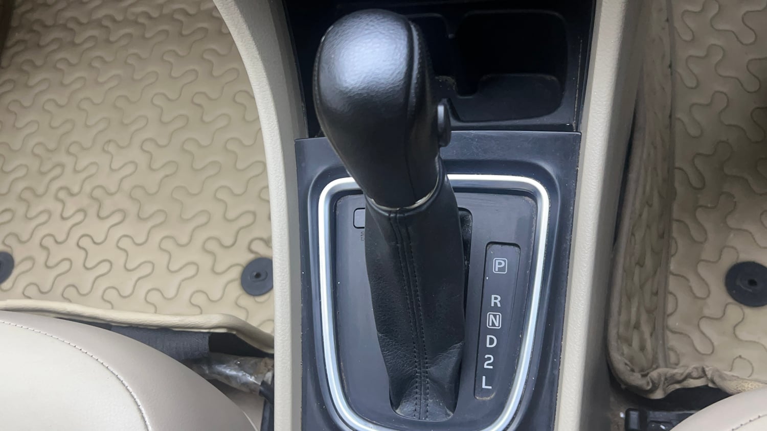Used 2021 Maruti Suzuki Ciaz Alpha 1.5 AT Petrol Automatic interior GEAR  KNOB VIEW