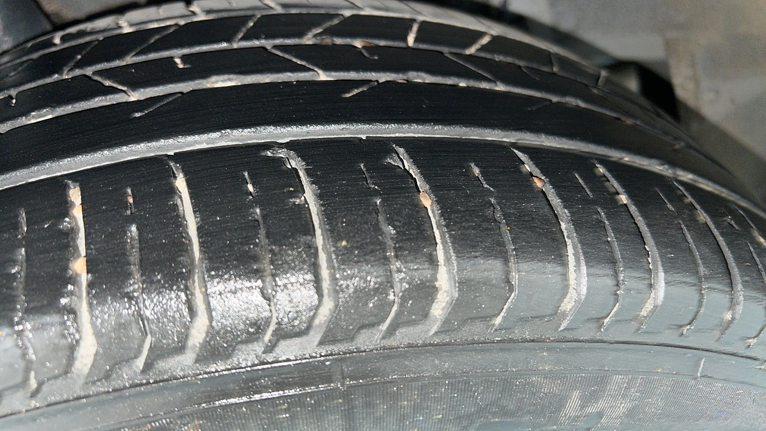 Used 2023 Hyundai i20 Asta (O) 1.2 IVT Petrol Automatic tyres RIGHT REAR TYRE TREAD VIEW