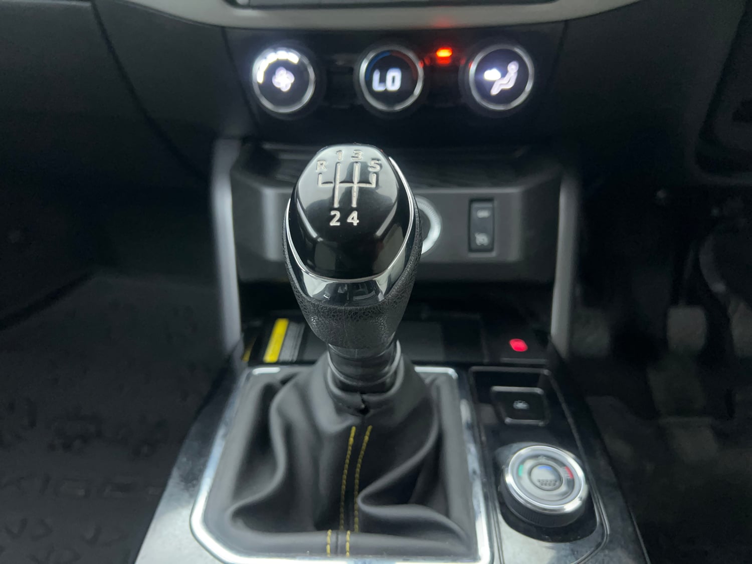 Used 2026 Renault Kiger Emotion MT Petrol Manual interior GEAR  KNOB VIEW