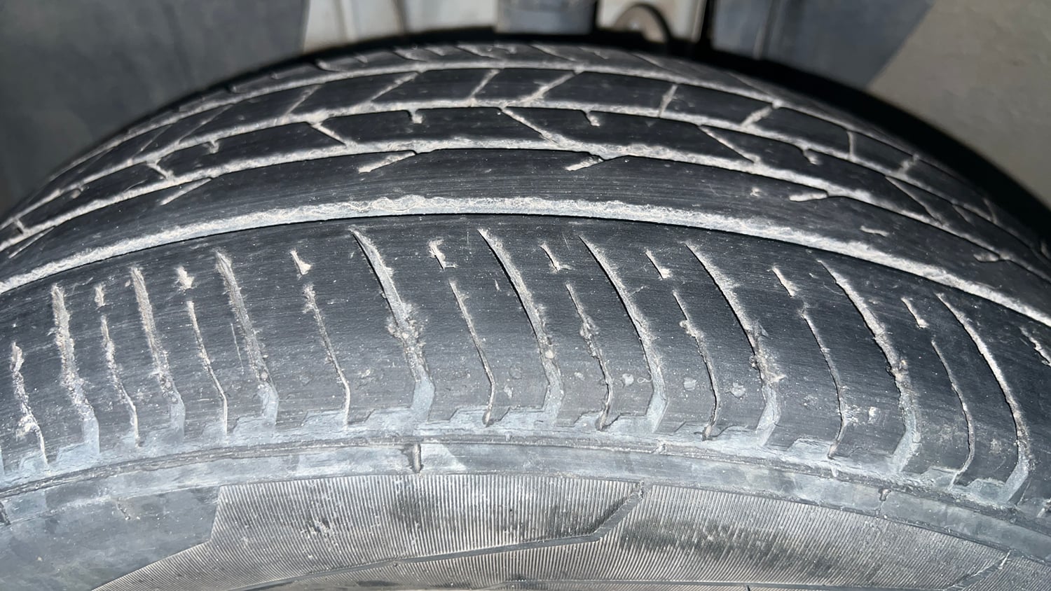 Used 2022 Renault Kiger RXT MT Petrol Manual tyres LEFT FRONT TYRE TREAD VIEW