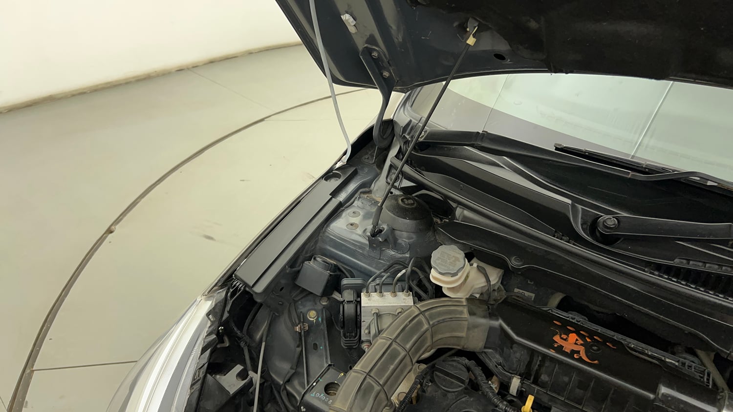 Used 2020 Maruti Suzuki Ciaz Alpha 1.5 AT Petrol Automatic engine ENGINE RIGHT SIDE HINGE & APRON VIEW