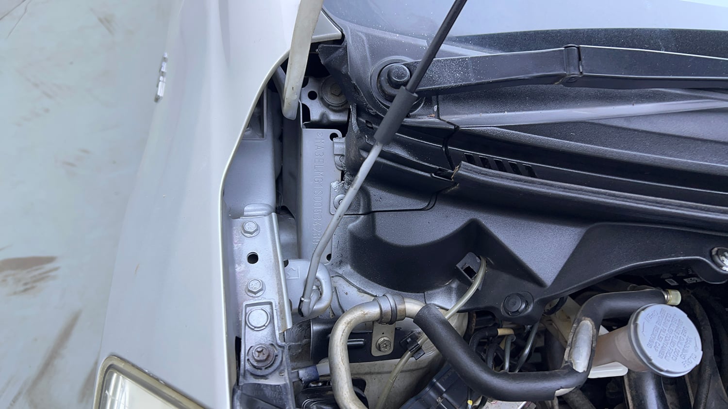 Used 2018 Maruti Suzuki Ertiga VXI CNG (Outside Fitted) Cng Manual engine ENGINE RIGHT SIDE HINGE & APRON VIEW