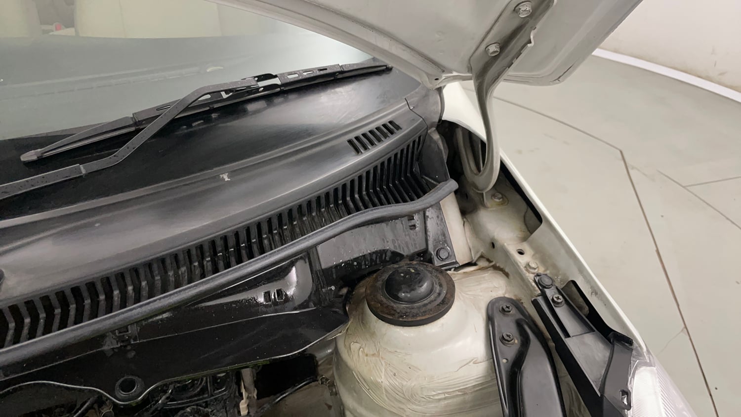 Used 2013 Maruti Suzuki Swift Dzire VXI Petrol Manual engine ENGINE LEFT SIDE HINGE & APRON VIEW