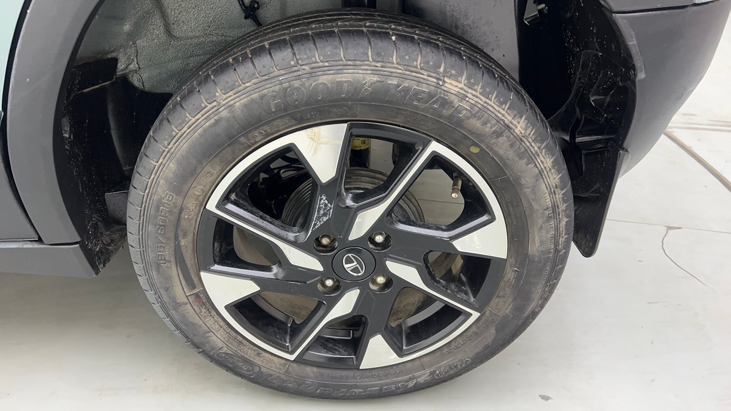 Used 2023 Tata Punch Accomplished Dazzle Pack AMT Petrol Automatic tyres LEFT REAR TYRE RIM VIEW