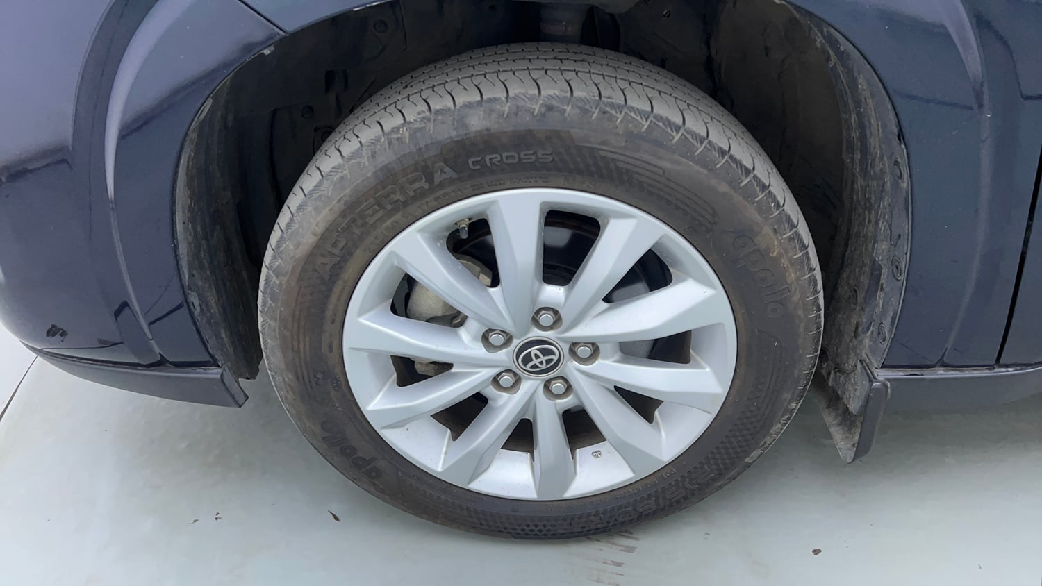 Used 2023 Toyota Innova Hycross VX Hybrid 7 STR Hybrid Automatic tyres LEFT FRONT TYRE RIM VIEW