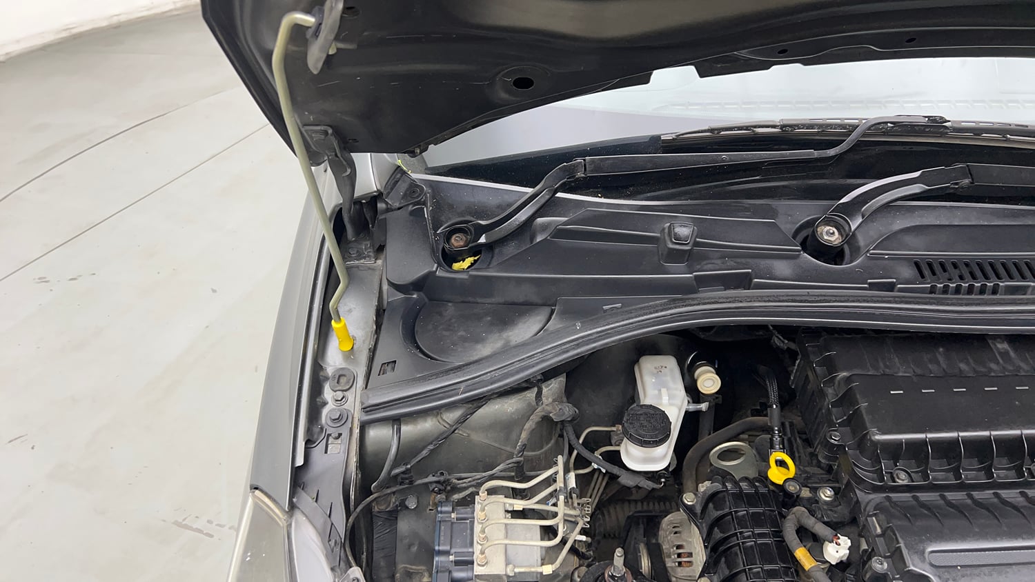Used 2020 Tata Tiago XT Petrol Manual engine ENGINE RIGHT SIDE HINGE & APRON VIEW