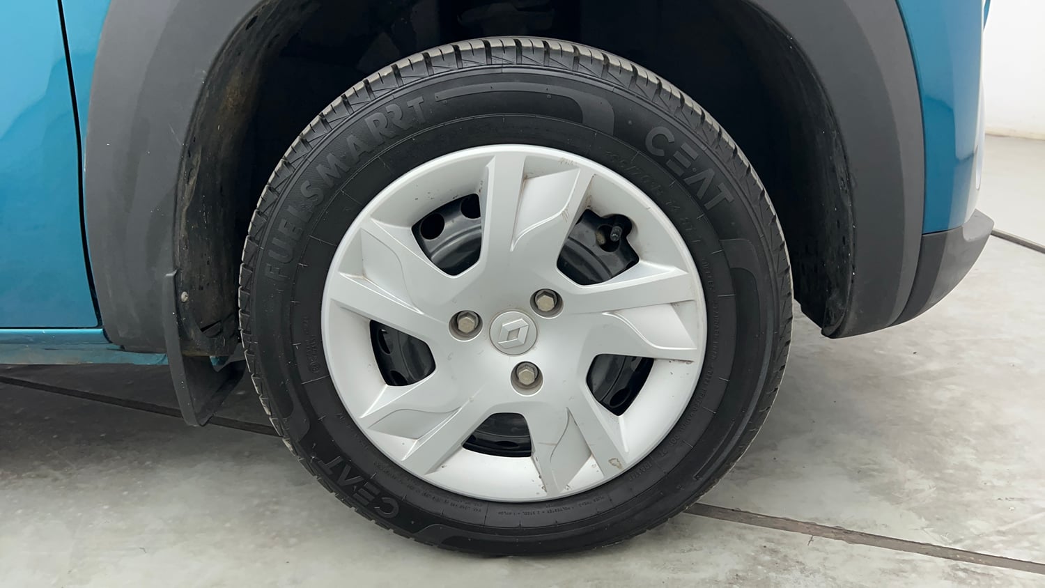 Used 2024 Renault Kwid RXL(O) 1.0L AMT Petrol Automatic tyres RIGHT FRONT TYRE RIM VIEW