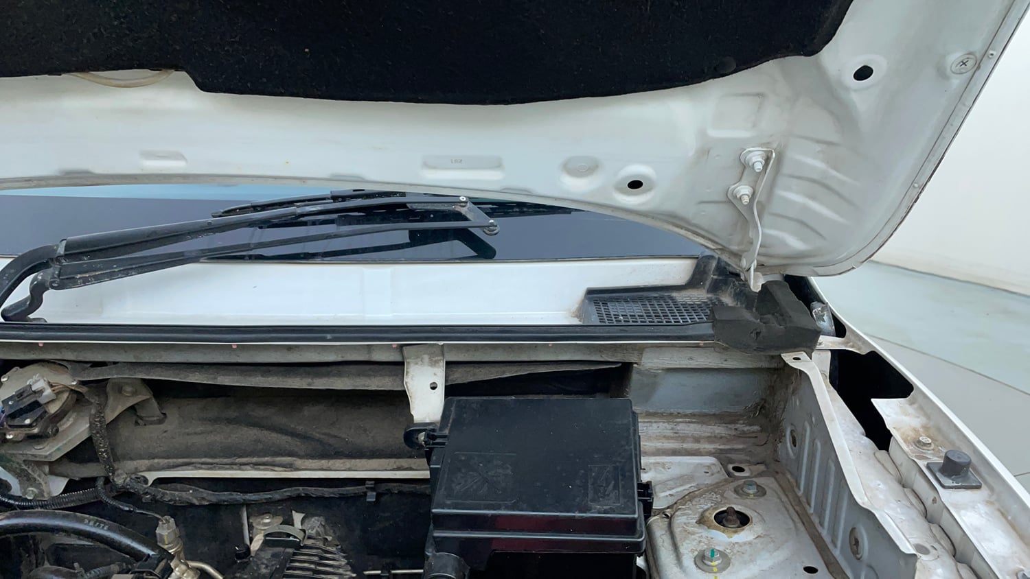 Used 2022 Renault Kwid RXT 1.0 AMT (O) Petrol Automatic engine ENGINE LEFT SIDE HINGE & APRON VIEW