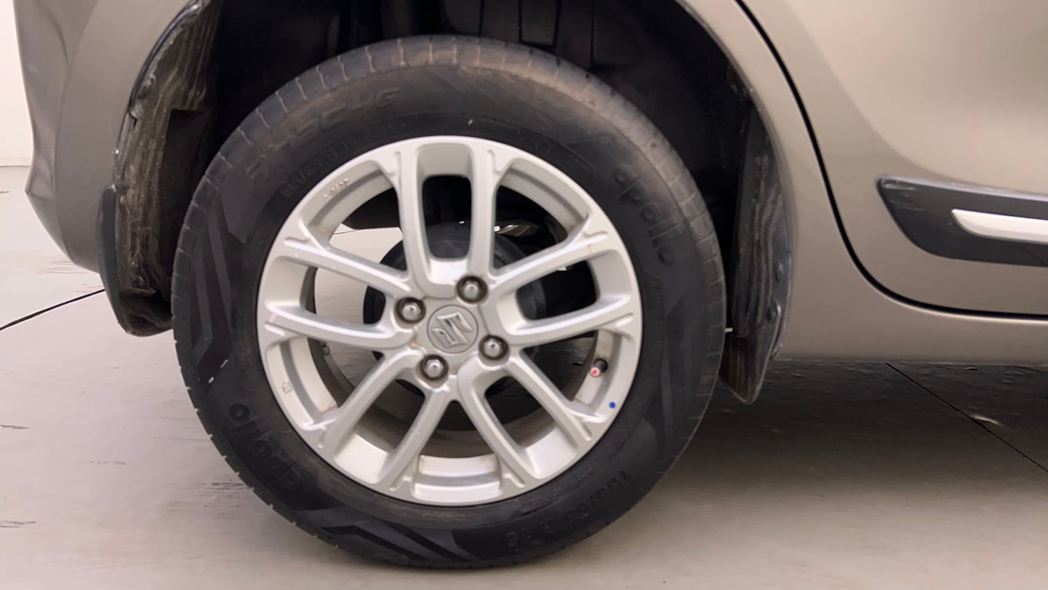 Used 2020 Maruti Suzuki Swift ZXi AMT Petrol Automatic tyres RIGHT REAR TYRE RIM VIEW