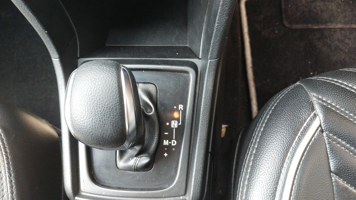 Used 2019 maruti-suzuki Vitara Brezza ZDi Plus Dual Tone AGS Diesel Automatic interior GEAR  KNOB VIEW