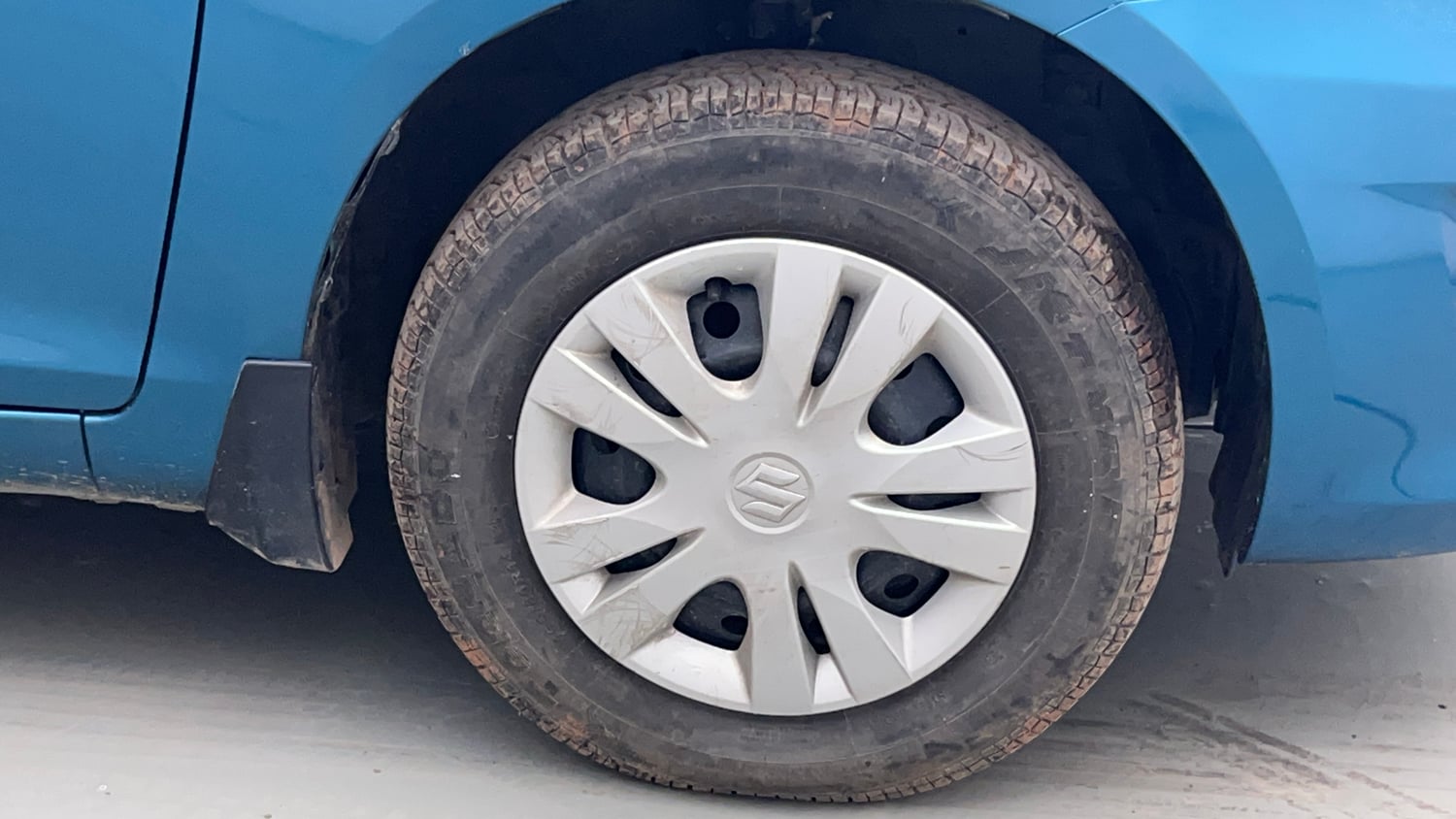 Used 2013 Maruti Suzuki Swift Dzire VXI Petrol Manual tyres RIGHT FRONT TYRE RIM VIEW
