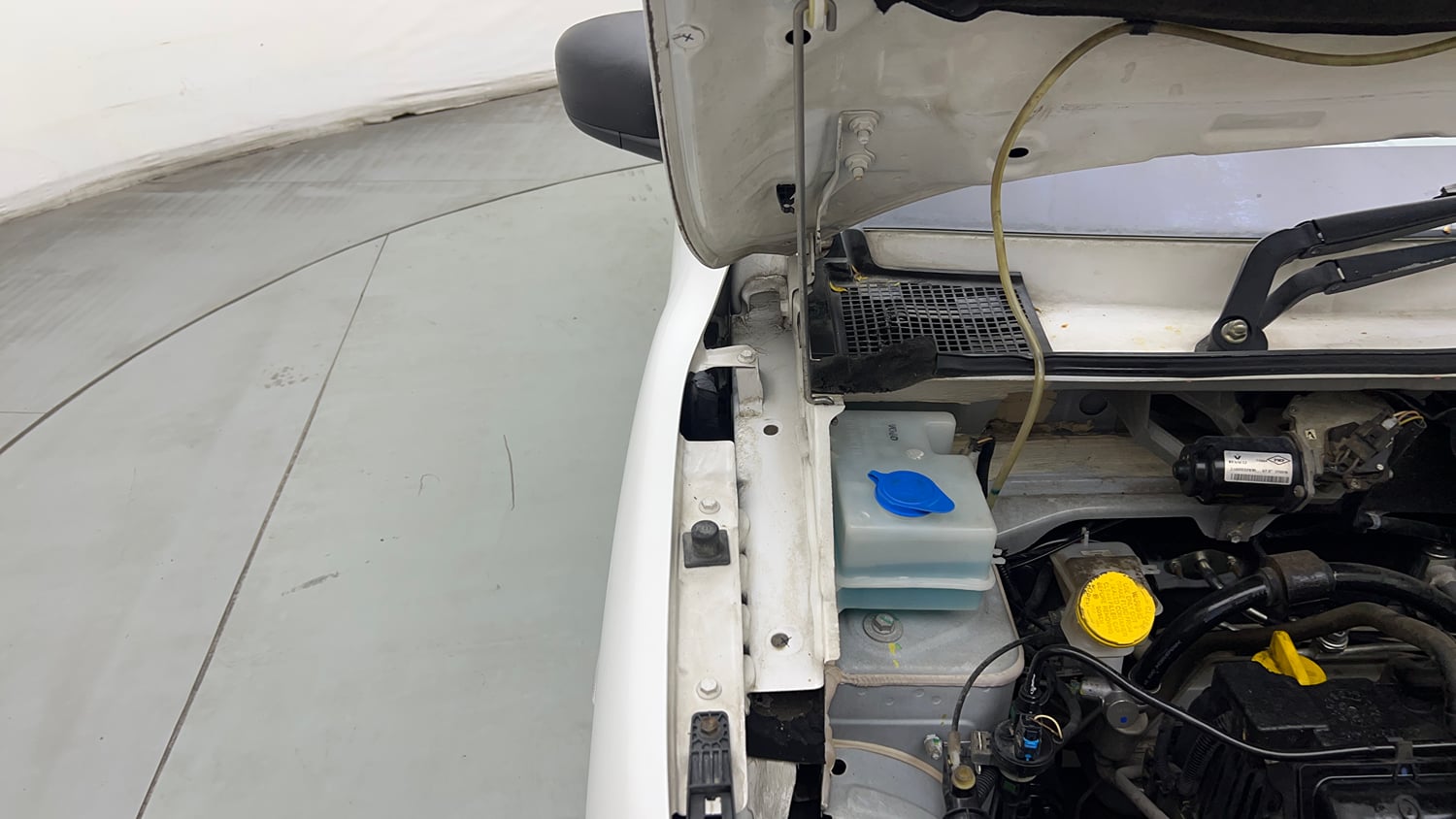 Used 2020 Renault Kwid RXT Opt Petrol Manual engine ENGINE RIGHT SIDE HINGE & APRON VIEW