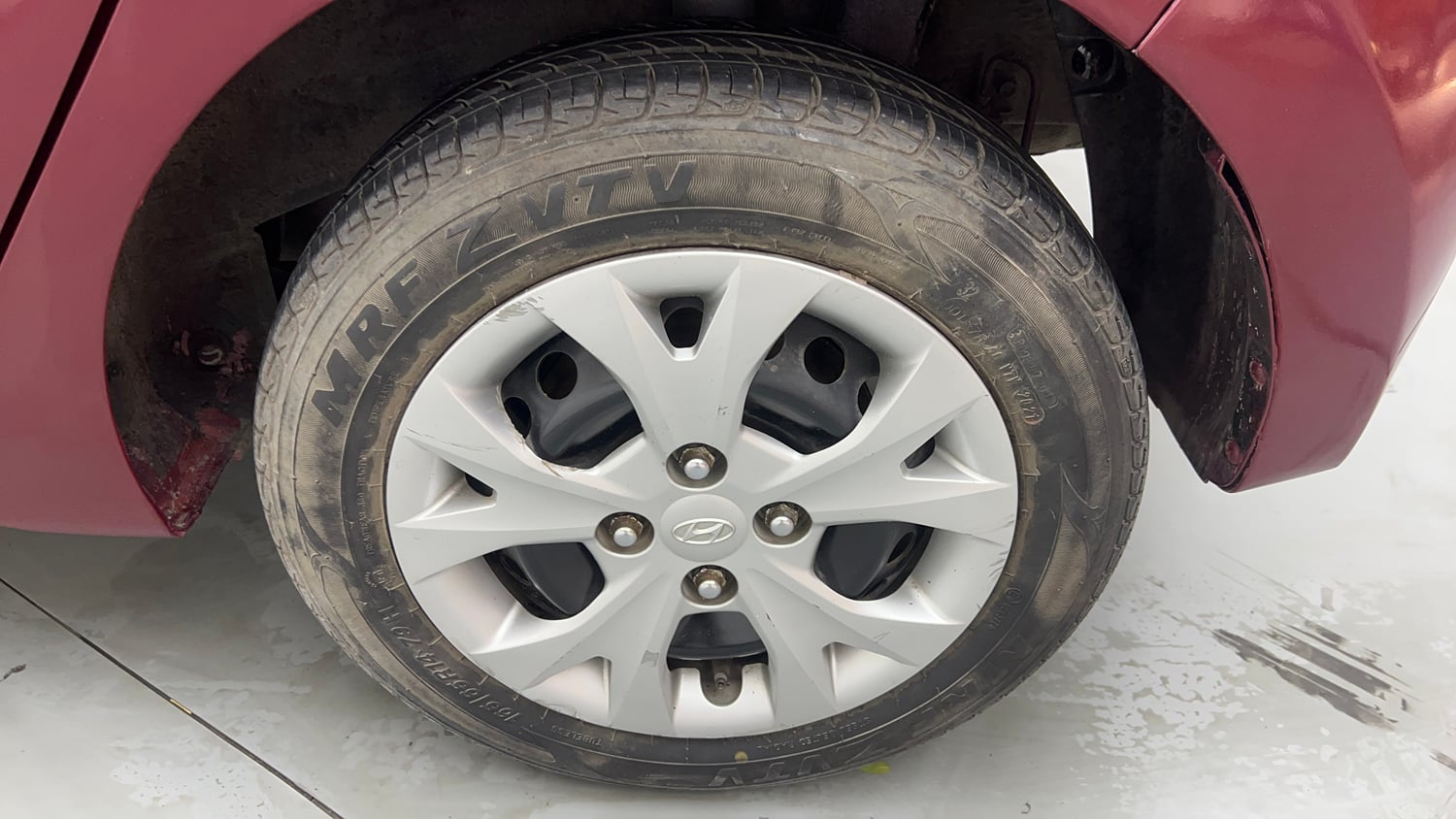 Used 2013 Hyundai Grand i10 Sportz 1.2 Kappa VTVT Petrol Manual tyres LEFT REAR TYRE RIM VIEW