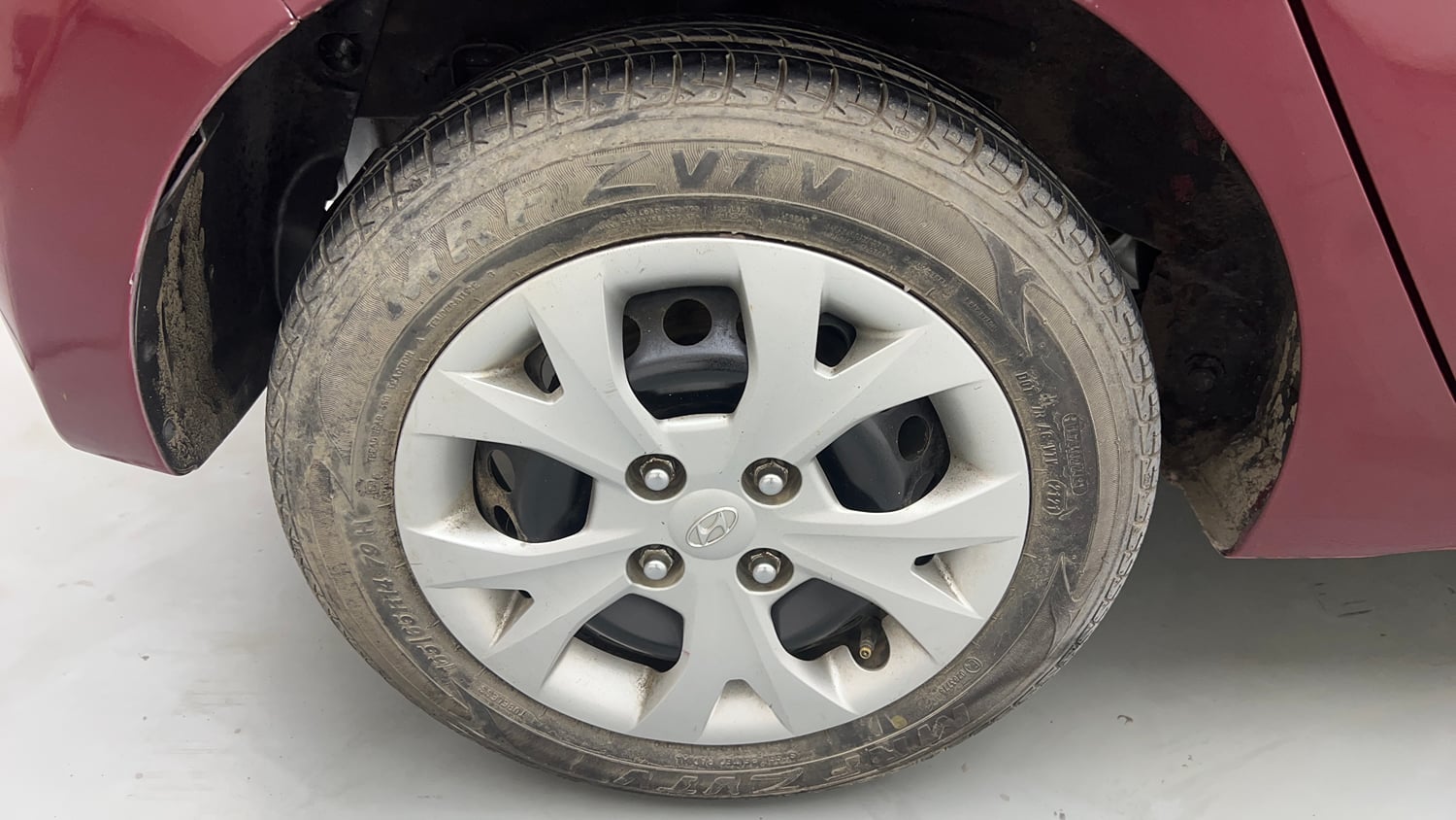 Used 2013 Hyundai Grand i10 Sportz 1.2 Kappa VTVT Petrol Manual tyres RIGHT REAR TYRE RIM VIEW