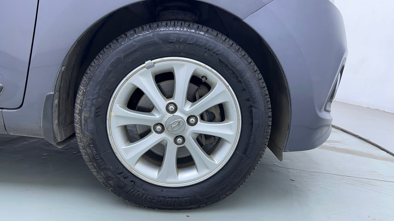Used 2015 Hyundai Grand i10 Asta AT 1.2 Kappa VTVT Petrol Automatic tyres RIGHT FRONT TYRE RIM VIEW