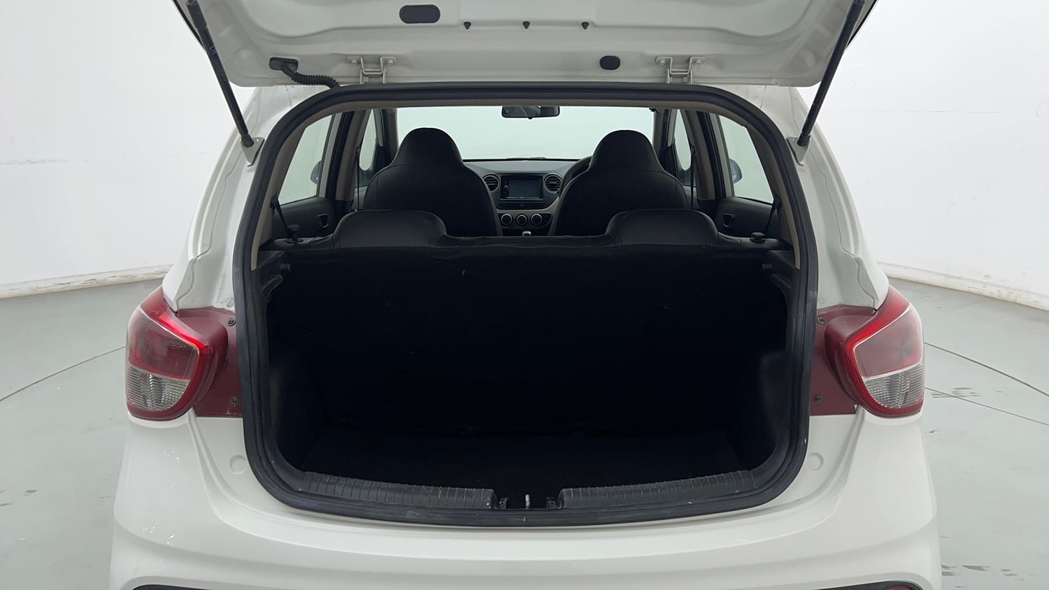 Used 2018 Hyundai Grand i10 Magna 1.2 Kappa VTVT Petrol Manual interior DICKY INSIDE VIEW