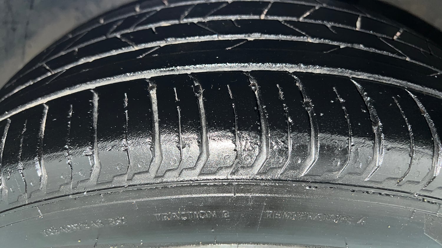 Used 2023 Hyundai i20 Asta (O) 1.2 IVT Petrol Automatic tyres LEFT FRONT TYRE TREAD VIEW