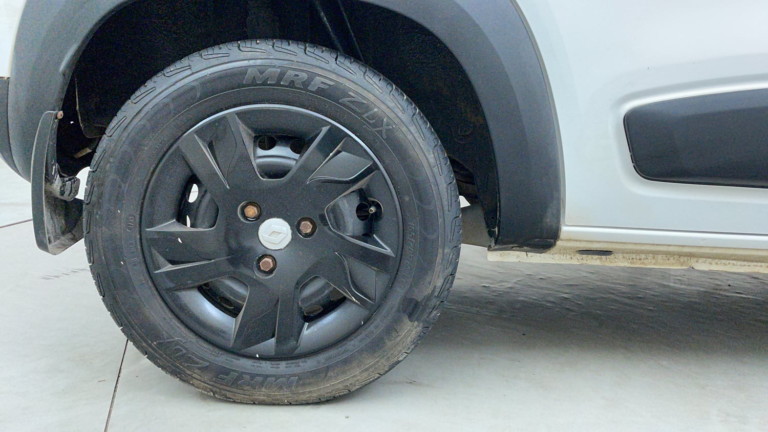 Used 2022 Renault Kwid RXT 1.0 AMT (O) Petrol Automatic tyres RIGHT REAR TYRE RIM VIEW