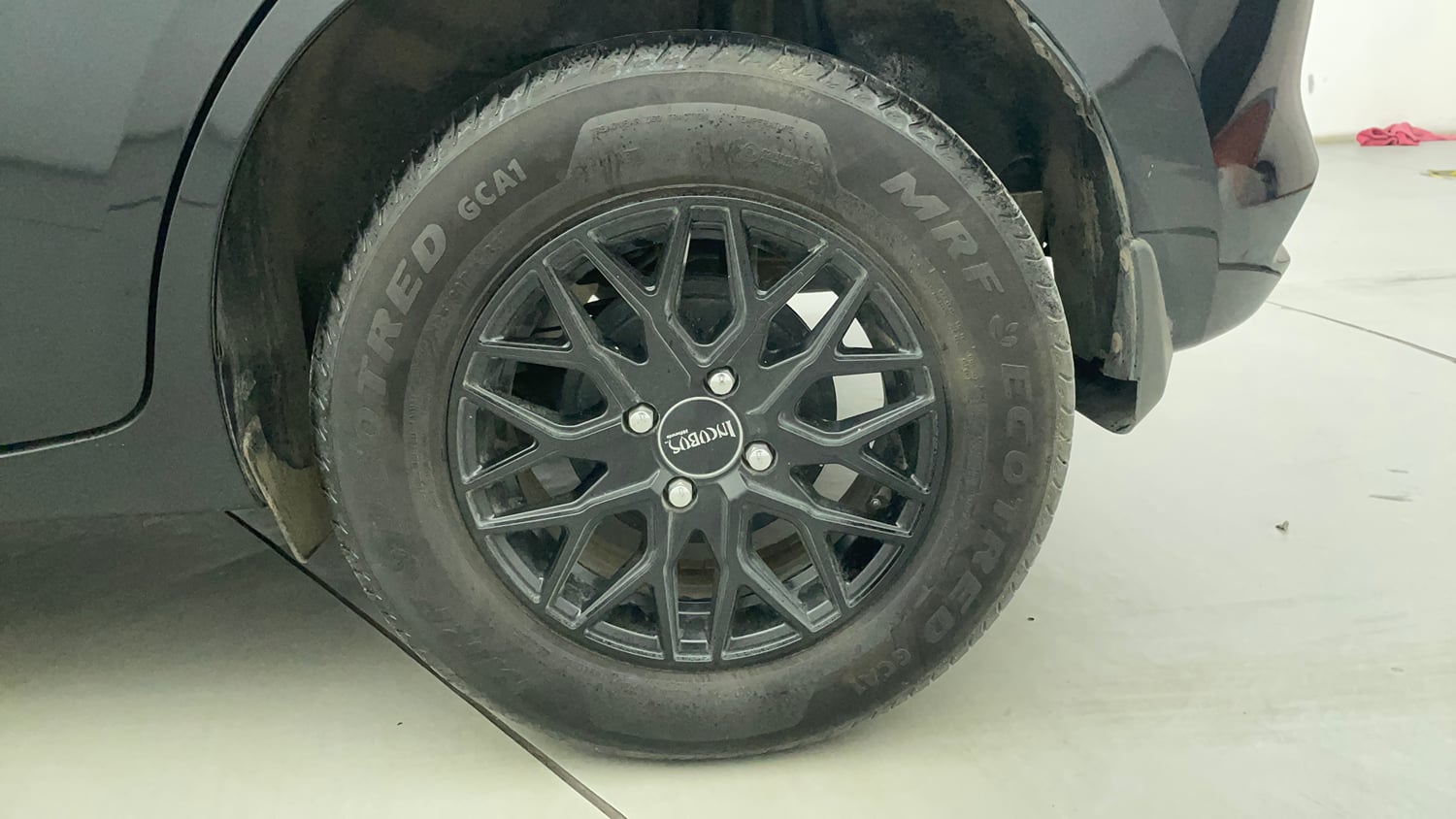 Used 2026 Maruti Suzuki Swift VXi (O) AMT Petrol Automatic tyres LEFT REAR TYRE RIM VIEW